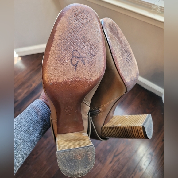 Tory Burch Elegant Brown Knee-High Leather Boots - Picture 15 of 16